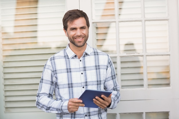 Feliz, homem, sorrindo, câmera, segurando, tablete