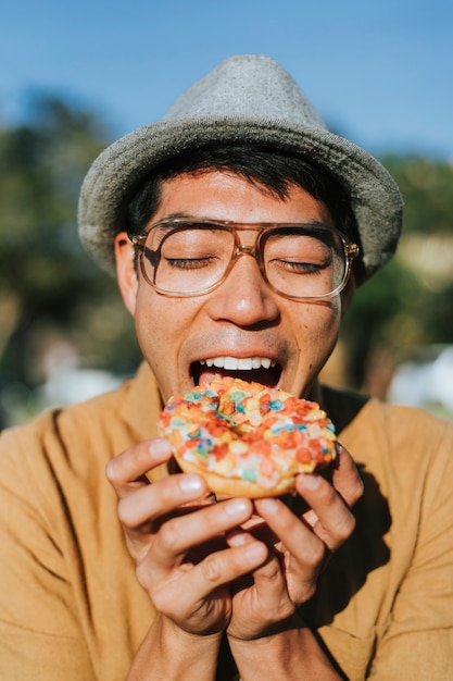 Feliz, homem, ter, um, donut