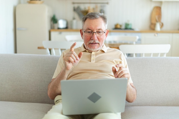 Feliz idoso de meia idade com laptop conversando em videochamada com amigos família madura sênior gr