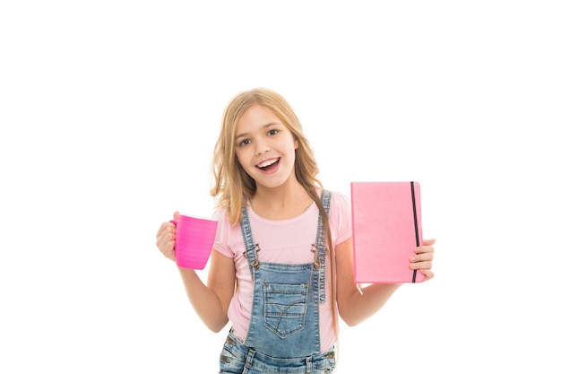 Foto feliz introvertido passar lazer lendo livro tendo pausa para relaxar bebendo chá enquanto lê o livro relaxando com bebida lendo atividade agradável garota com livro e caneca de chá isolado branco