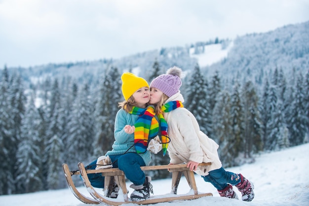 Feliz inverno crianças felicidade e crianças adoram casal beijinho criança beijada