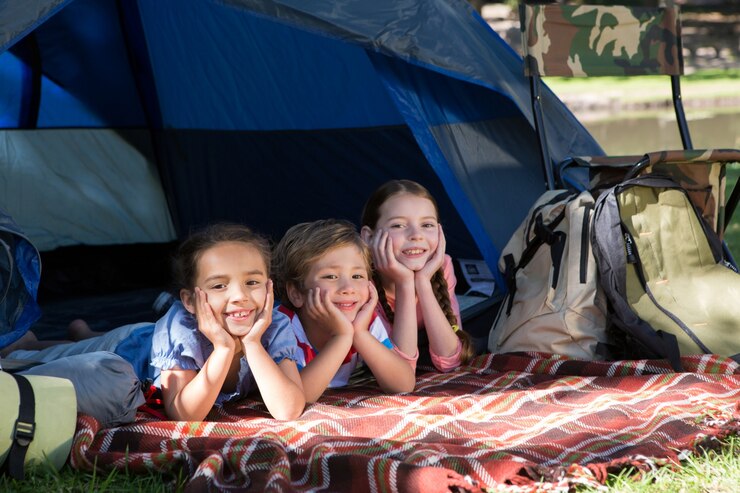 Foto feliz irmãos em uma viagem de acampamento