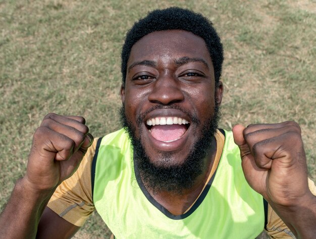 Feliz jogador de futebol