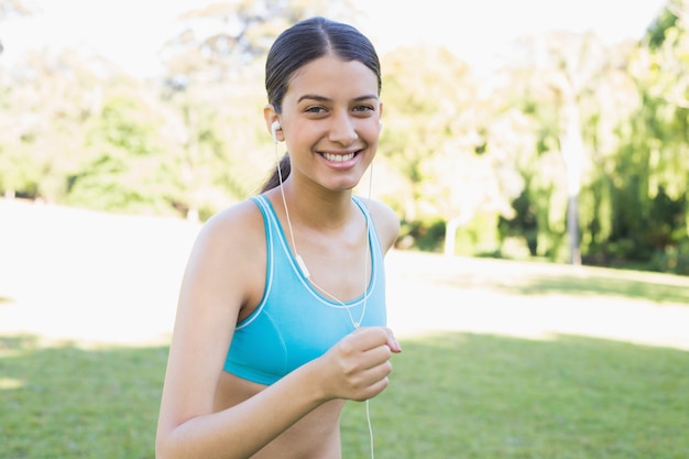 Feliz jogging feminino ouvindo música