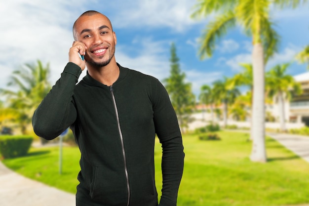 Feliz, jovem, africano negro, homem, com, telefone pilha