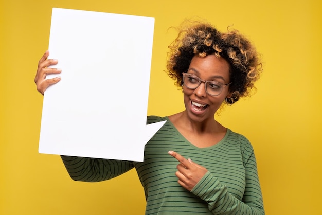 Feliz jovem afro-americana segurando balão em branco