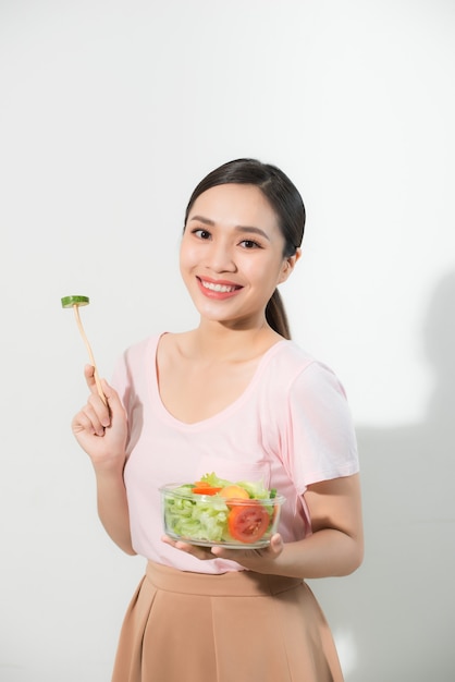 'Feliz jovem asiática com vegetais frescos e frutas frescas, conceito saudável.