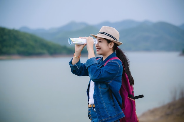 Feliz jovem asiática no Parque Nacional Kang Kra Chan Tailândia