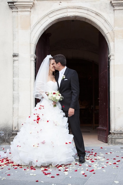 Feliz jovem casal acabou de se casar no dia do casamento