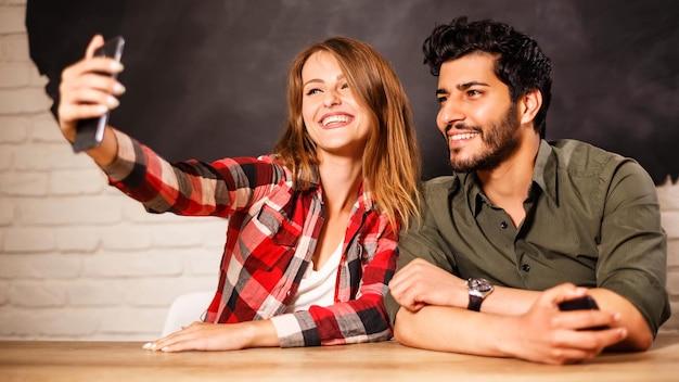 Feliz jovem casal adorável fazendo selfie