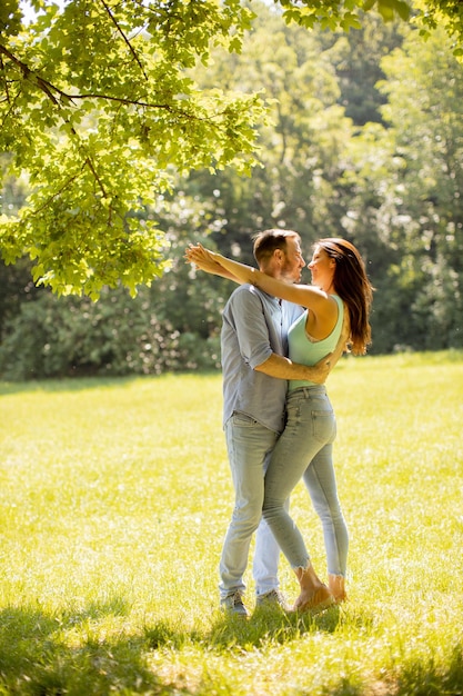 Feliz jovem casal apaixonado no campo de grama