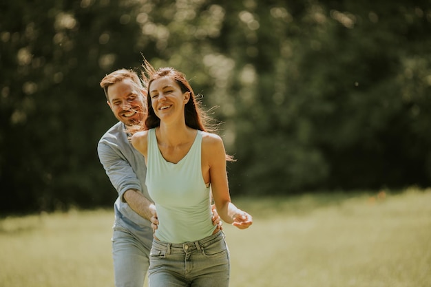 Feliz jovem casal apaixonado no campo de grama