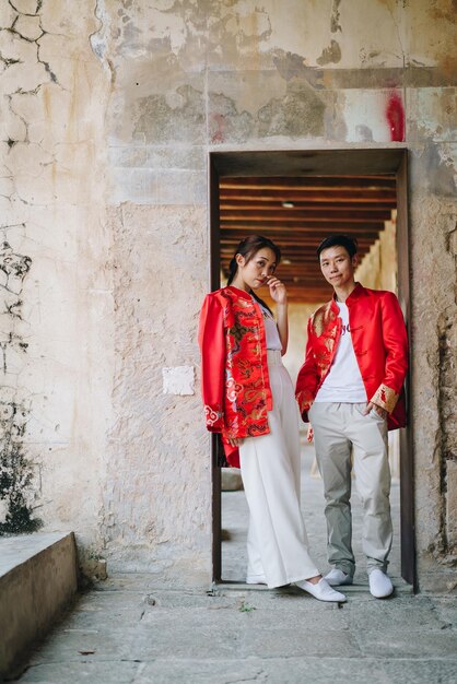 Feliz jovem casal asiático em vestidos tradicionais chineses