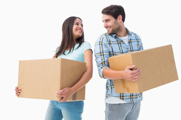 Foto feliz jovem casal com caixas móveis