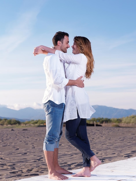 feliz jovem casal romântico apaixonado se divertir na bela praia em lindo dia de verão