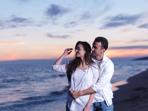 feliz jovem casal romântico apaixonado se divertir na bela praia em lindo dia de verão
