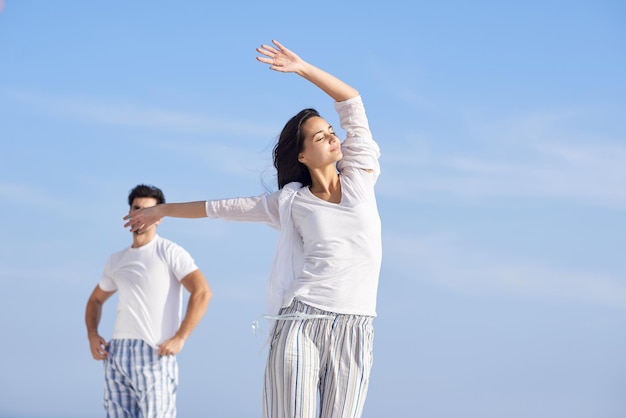 feliz jovem casal romântico divirta-se relaxe sorria na varanda do terraço ao ar livre em casa moderna