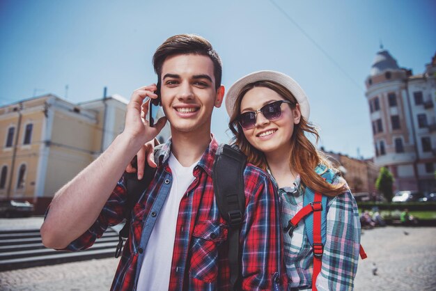 Feliz jovem casal romântico viajando na Europa.