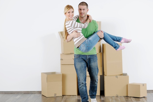 feliz jovem casal se mudando para nova casa