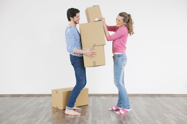 feliz jovem casal se mudando para nova casa