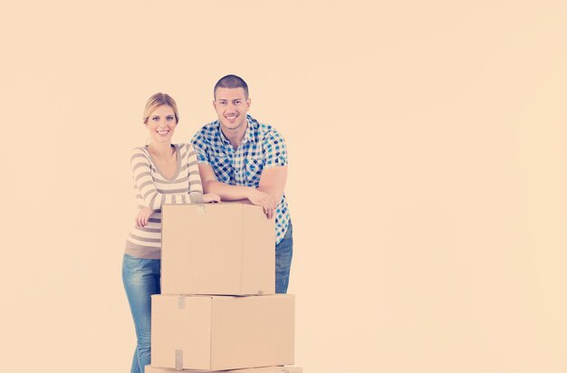 Foto feliz jovem casal se mudando para nova casa