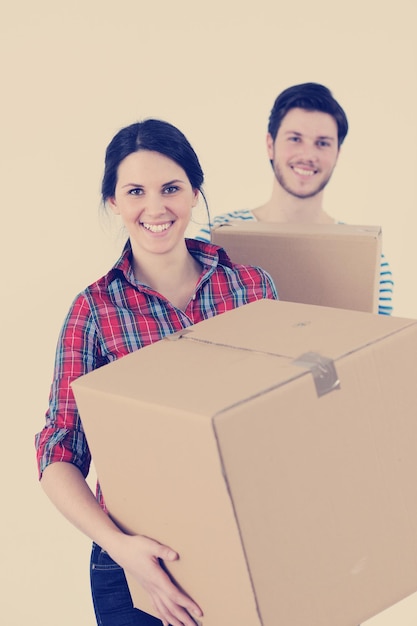 feliz jovem casal se mudando para nova casa