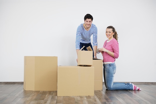 feliz jovem casal se mudando para nova casa