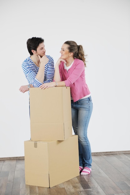 Feliz jovem casal se mudando para nova casa