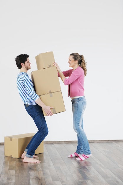 feliz jovem casal se mudando para nova casa