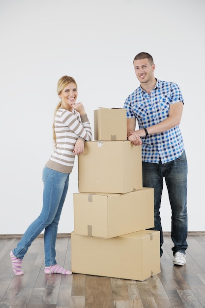 Feliz jovem casal se mudando para nova casa