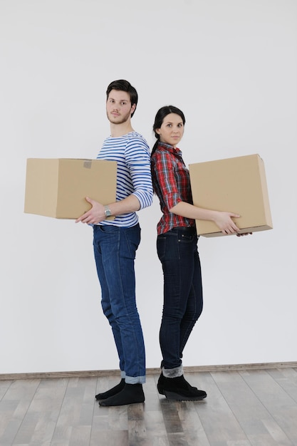 feliz jovem casal se mudando para nova casa