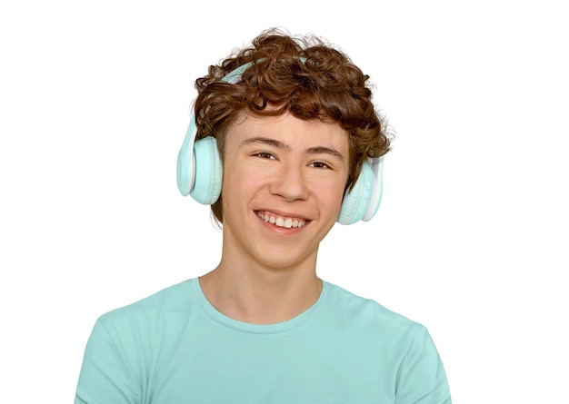 Foto feliz jovem caucasiano gostando de ouvir música com fones de ouvido, isolados no fundo branco
