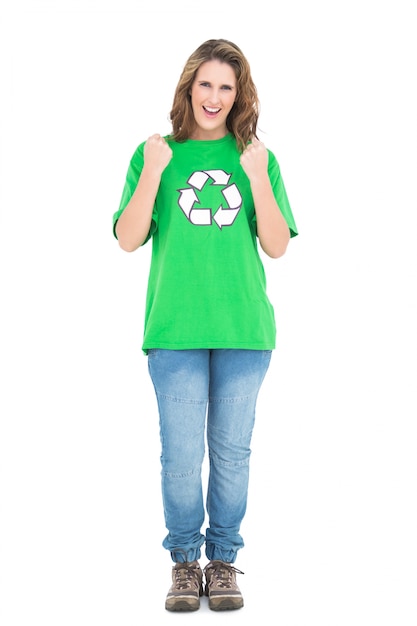 Feliz jovem com camisa verde com símbolo de reciclagem