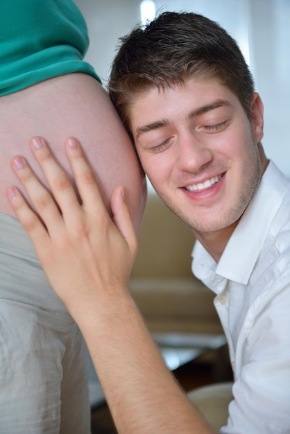 Feliz jovem cuple, mulher grávida