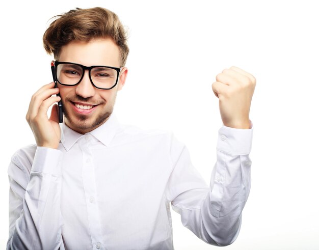 Feliz jovem de camisa gesticulando e sorrindo enquanto fala