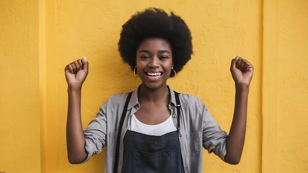 Foto feliz jovem de pele escura com penteado afro vestida com roupa casual se alegra de terminar h