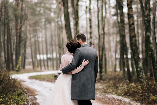 Feliz, jovem e amorosa noiva e noivo se afastam e. dia do casamento