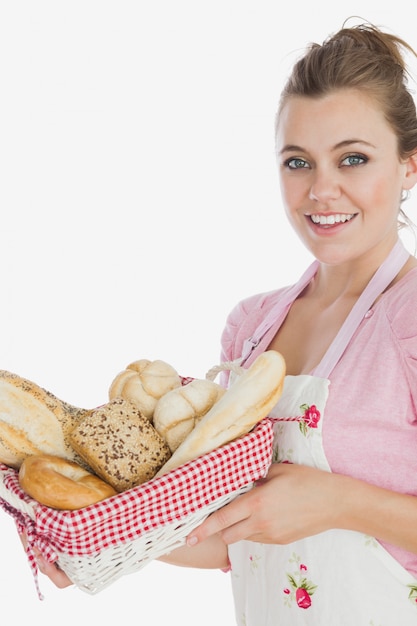 Foto feliz jovem empregada segurando cesta de pão