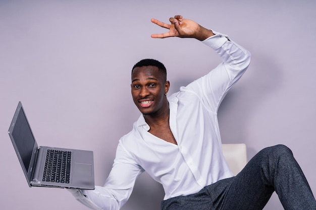 Feliz jovem empresário afro-americano em traje formal sorrindo confiante negro