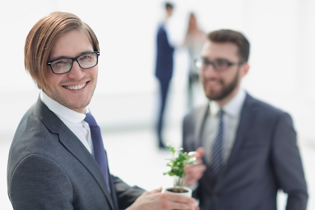 Feliz jovem empresário no fundo de parceiros de negócios