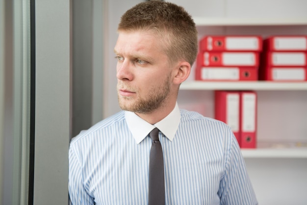 Feliz jovem empresário trabalhar no escritório moderno no computador