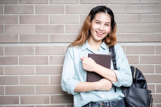 Feliz jovem estudante asiática