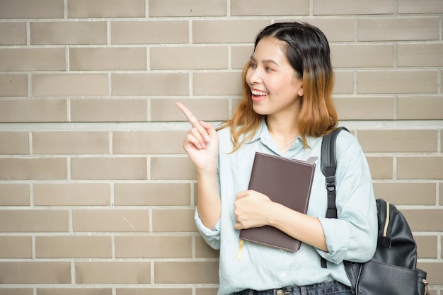 Feliz jovem estudante asiática.