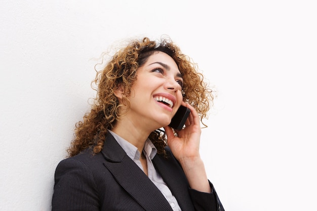 Feliz, jovem, executiva, falando telefone móvel