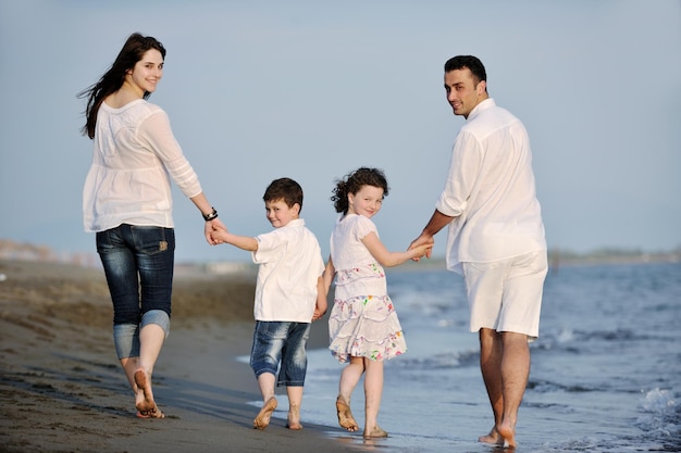 feliz jovem família se diverte e vive um estilo de vida saudável na praia