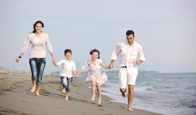 feliz jovem família se diverte e vive um estilo de vida saudável na praia