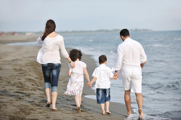 feliz jovem família se diverte e vive um estilo de vida saudável na praia