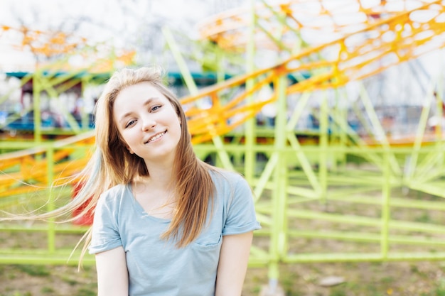 Feliz jovem Gen Z no parque de diversões sorrindo