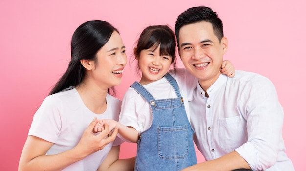 Feliz jovem imagem de família asiática isolada em fundo rosa