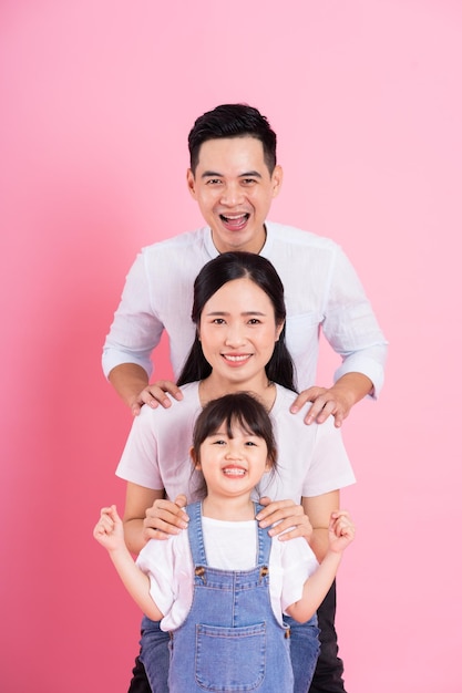 Feliz jovem imagem de família asiática isolada em fundo rosa